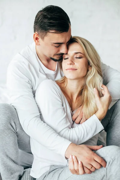 Retrato Casal Sensível Abraçar Segurando Mãos Outro — Fotografia de Stock