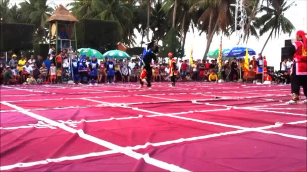 Menselijke Schaken uitgevoerd met martiale kunst op het strand-festival — Stockvideo