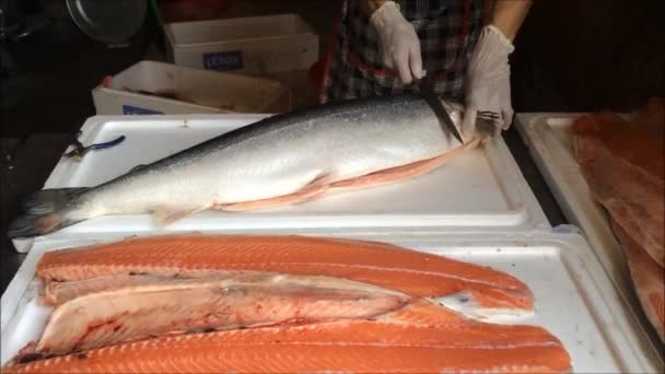 Filetear salmón sobre la mesa — Vídeo de stock