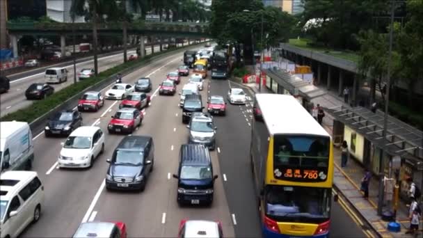 Багато транспортного засобу зайняті, працює на розі вулиці — стокове відео