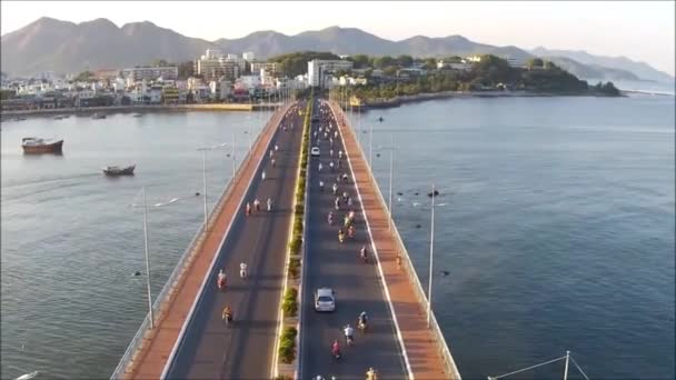 Voertuigen vervoeren op een brug in de baai van Nha Trang — Stockvideo