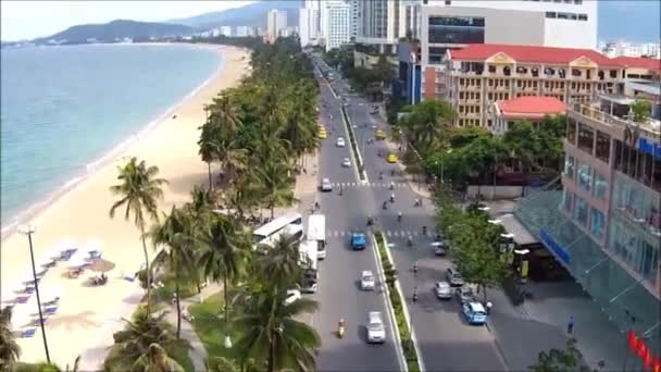 Viel befahrene Straße mit vielen Fahrzeugen in einer Küstenstadt — Stockvideo