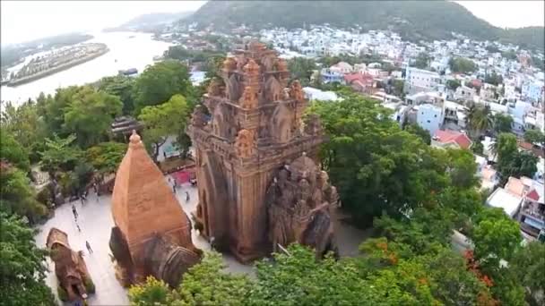 Vliegen rond een oude Champa tempel in Nha Trang city — Stockvideo