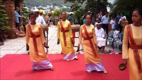 Show de dança popular local nas torres de Ponagar — Vídeo de Stock