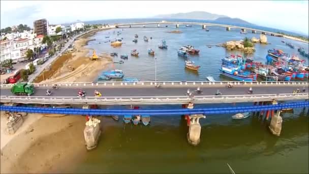 Des véhicules transportent sur un pont dans la baie de Nha Trang — Video