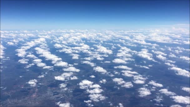Au-dessus du nuage dans le ciel 