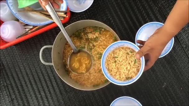 Um guisado de macarrão instantâneo para muitas pessoas — Vídeo de Stock