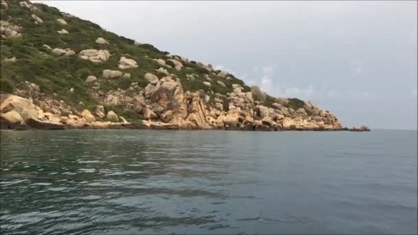 Острів на морі в похмурий день з сірим небом і спокійною водою — стокове відео