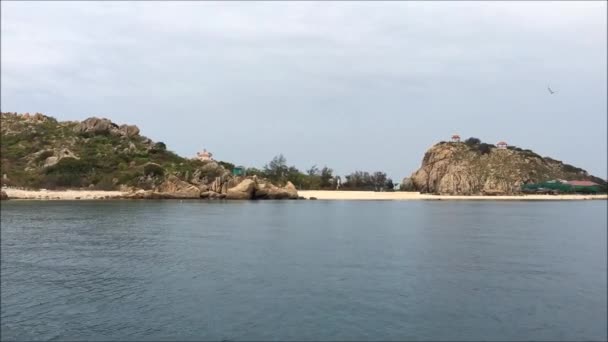 Île sur la mer par une journée nuageuse avec ciel gris et eaux calmes — Video