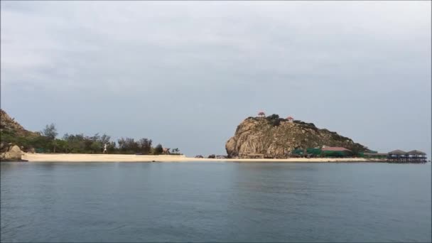 Insel auf dem Meer an einem bewölkten Tag mit grauem Himmel und ruhigem Wasser — Stockvideo