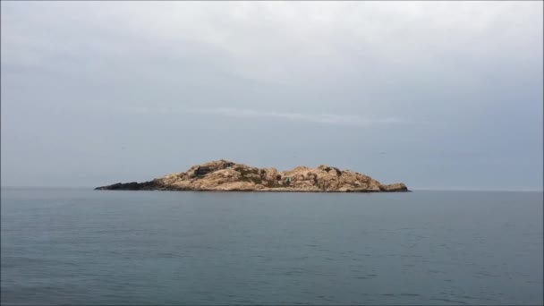 Isola sul mare in una giornata nuvolosa con cielo grigio e acque calme — Video Stock