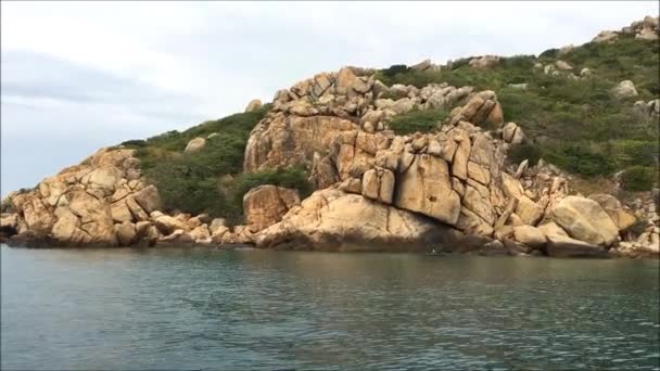 Isla en el mar en un día nublado con cielo gris y aguas tranquilas — Vídeos de Stock