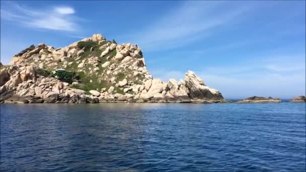 Isla en el mar en un día soleado con cielo azul y aguas tranquilas — Vídeos de Stock