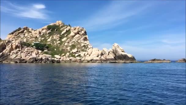 Île sur la mer par une journée ensoleillée avec ciel bleu et eau calme — Video