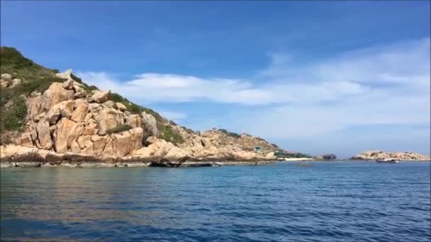 Isla en el mar en un día soleado con cielo azul y aguas tranquilas — Vídeos de Stock