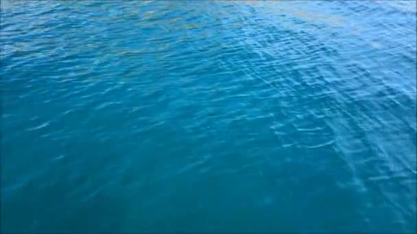 L'eau coule à la surface de la mer 