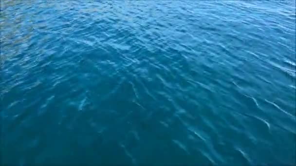 El agua corre por la superficie del mar — Vídeos de Stock