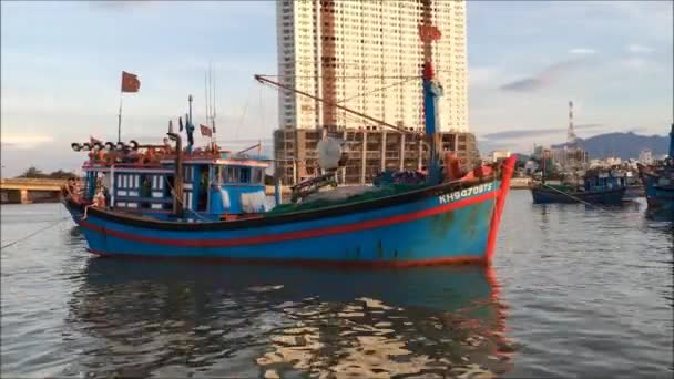 Nha Trang, Vietnam - 19 giugno 2016: La barca da pesca ormeggia nella baia di Nha Trang in attesa di largo in mare aperto — Video Stock