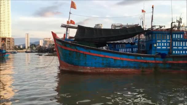 Nha Trang, Vietnam - 19 juni 2016: Vissersboot op de baai van Nha Trang offshore wachten op zee zijn mooring — Stockvideo