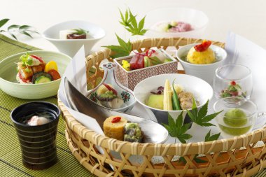 Suşi ve sebze çorbası ile Japon gıda sepeti