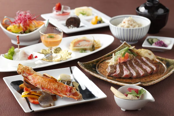 Питание сушеными морепродуктами и суши в японском стиле — стоковое фото
