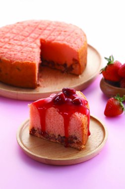 beyaz zemin üzerine Çilekli pasta