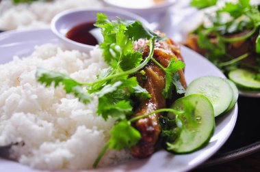 Vietnamca kırık pirinç veya com tam kızarmış tavuk budu, domuz eti ile 