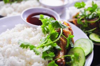 Vietnamca kırık pirinç veya com tam kızarmış tavuk budu, domuz eti ile 