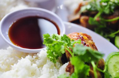 Vietnamca kırık pirinç veya com tam kızarmış tavuk budu, domuz eti ile 