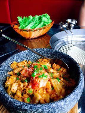 Kimchi pirinç Kore tarzı sıcak kase