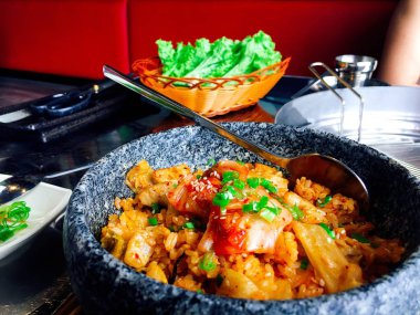 Kimchi pirinç Kore tarzı sıcak kase