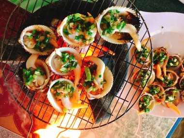 Lezzetli bir kabuk veya istiridye midye sıcak kömür ızgara ateş