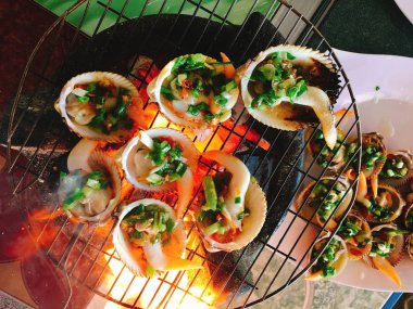 Lezzetli bir kabuk veya istiridye midye sıcak kömür ızgara ateş