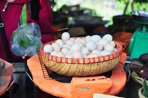 Vietnamca ızgarada bambu sepette beyaz tavuk yumurtası — Stok fotoğraf