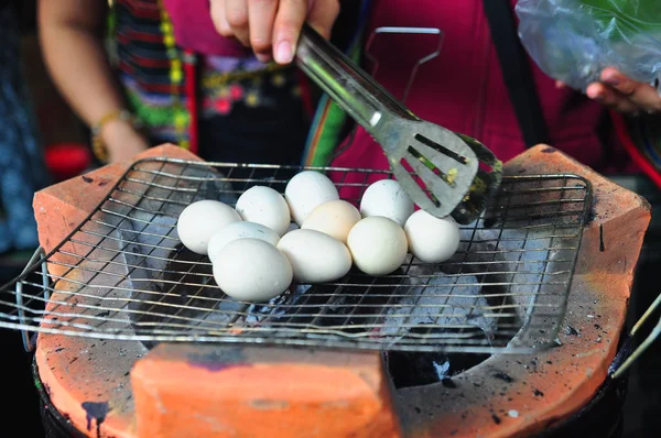 Huevos de pollo blanco en canasta de bambú en parrilla vietnamita — Foto de Stock