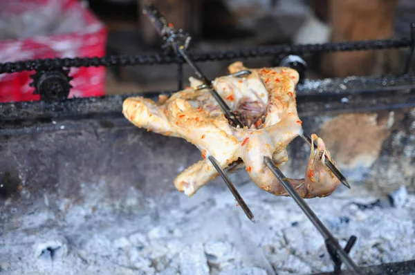 Asar pollo entero a la parrilla con carbón caliente en Asia — Foto de Stock