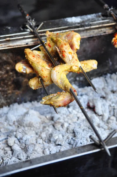 Asar pollo entero a la parrilla con carbón caliente en Asia — Foto de Stock