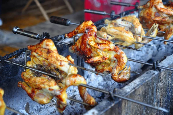 Asar pollo entero a la parrilla con carbón caliente en Asia — Foto de Stock