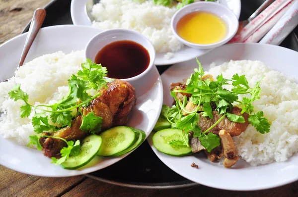 Vietnam pecah beras atau com tam dengan kaki ayam goreng, daging babi — Stok Foto