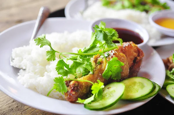 Βιετναμέζικα-σπασμένα ρύζι ή com tam με πόδια τηγανητό κοτόπουλο, χοιρινό — Φωτογραφία Αρχείου