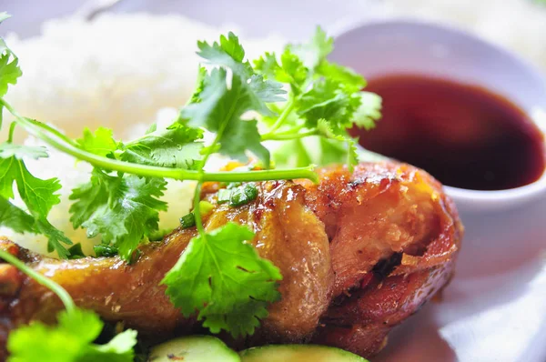 Βιετναμέζικα-σπασμένα ρύζι ή com tam με πόδια τηγανητό κοτόπουλο, χοιρινό — Φωτογραφία Αρχείου