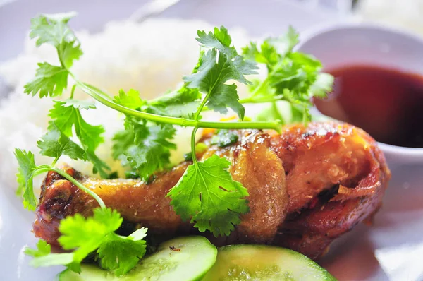 Vietnamesiska brutet ris eller com tam med stekt kyckling ben, fläsk — Stockfoto