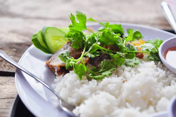 Vietnam pecah beras atau com tam dengan kaki ayam goreng, daging babi — Stok Foto