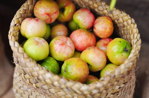 Malpighiaceae frukt eller körsbär i säckväv säck — Stockfoto