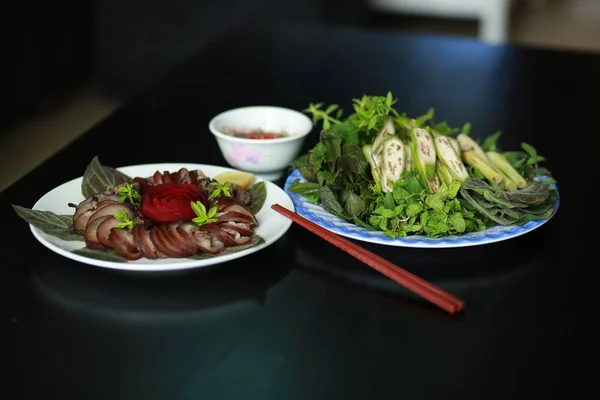 Собачье мясо на пару с травами и соусами во Вьетнаме — стоковое фото