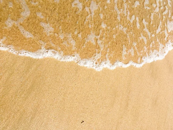 Морские волны достигают берега — стоковое фото