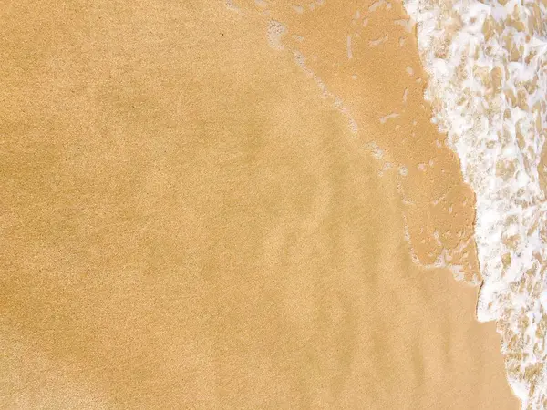 Ondas do mar que atingem a costa — Fotografia de Stock