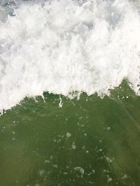 Dalgalar kıyıya alıştırma ulaşan deniz