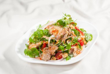 Sığır eti ile peperomia pelusida salatası