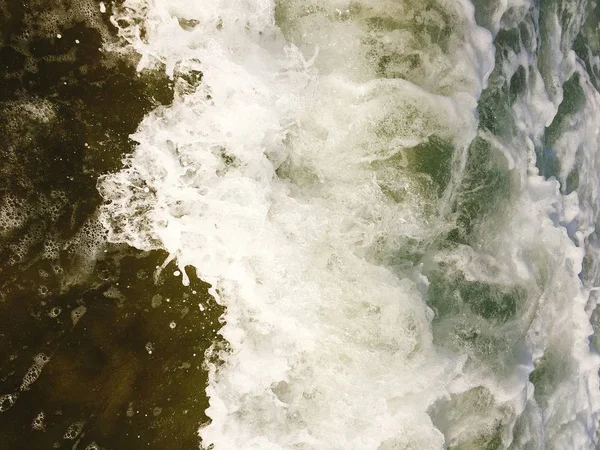 Mořské vlny dosahující lapování na břehu — Stock fotografie